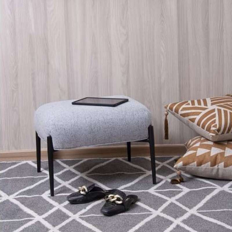 Puff Decorativo Cinza com Pés Preto Fosco Cercatto - Cinza